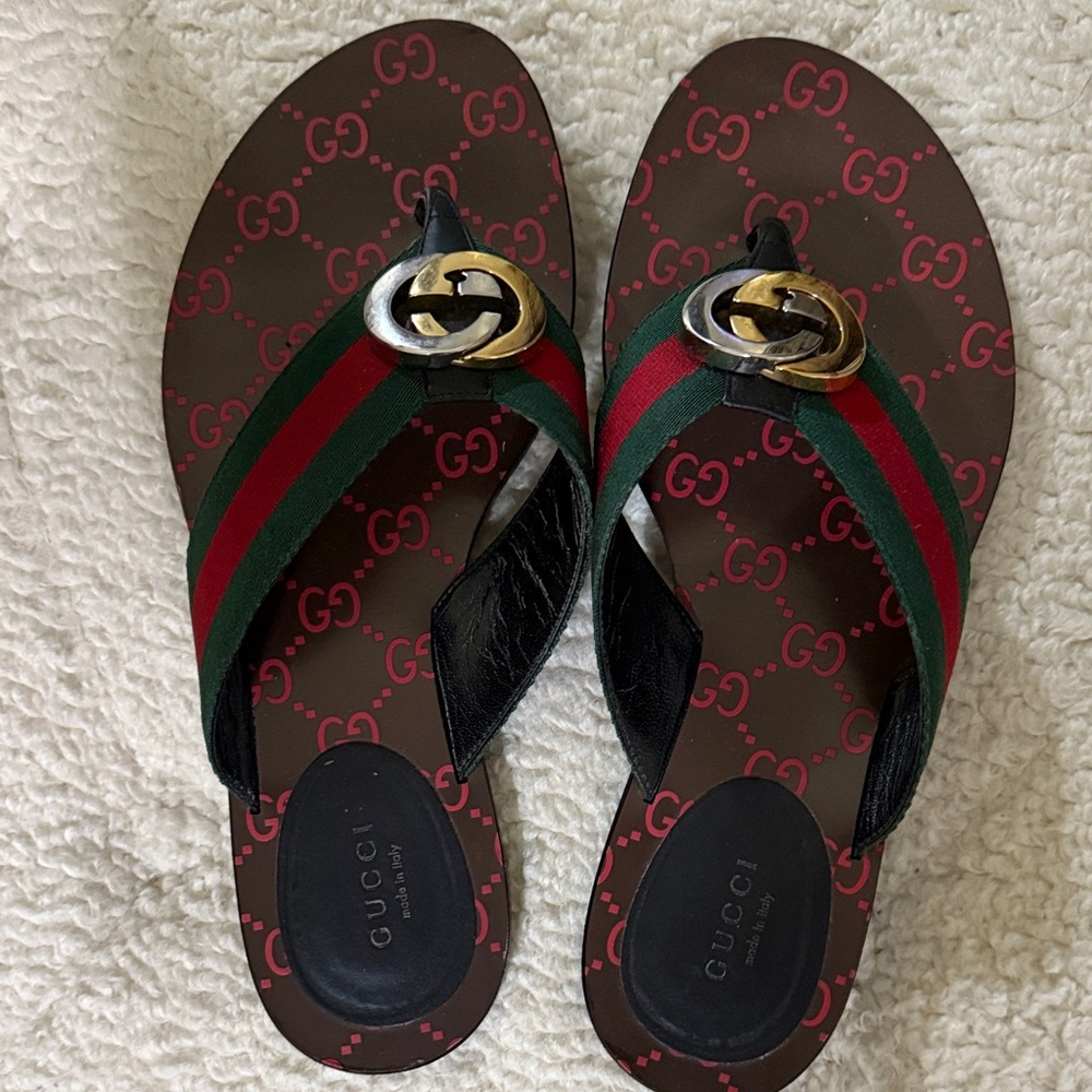 Gucci Women's Black and Green Logo Sandals